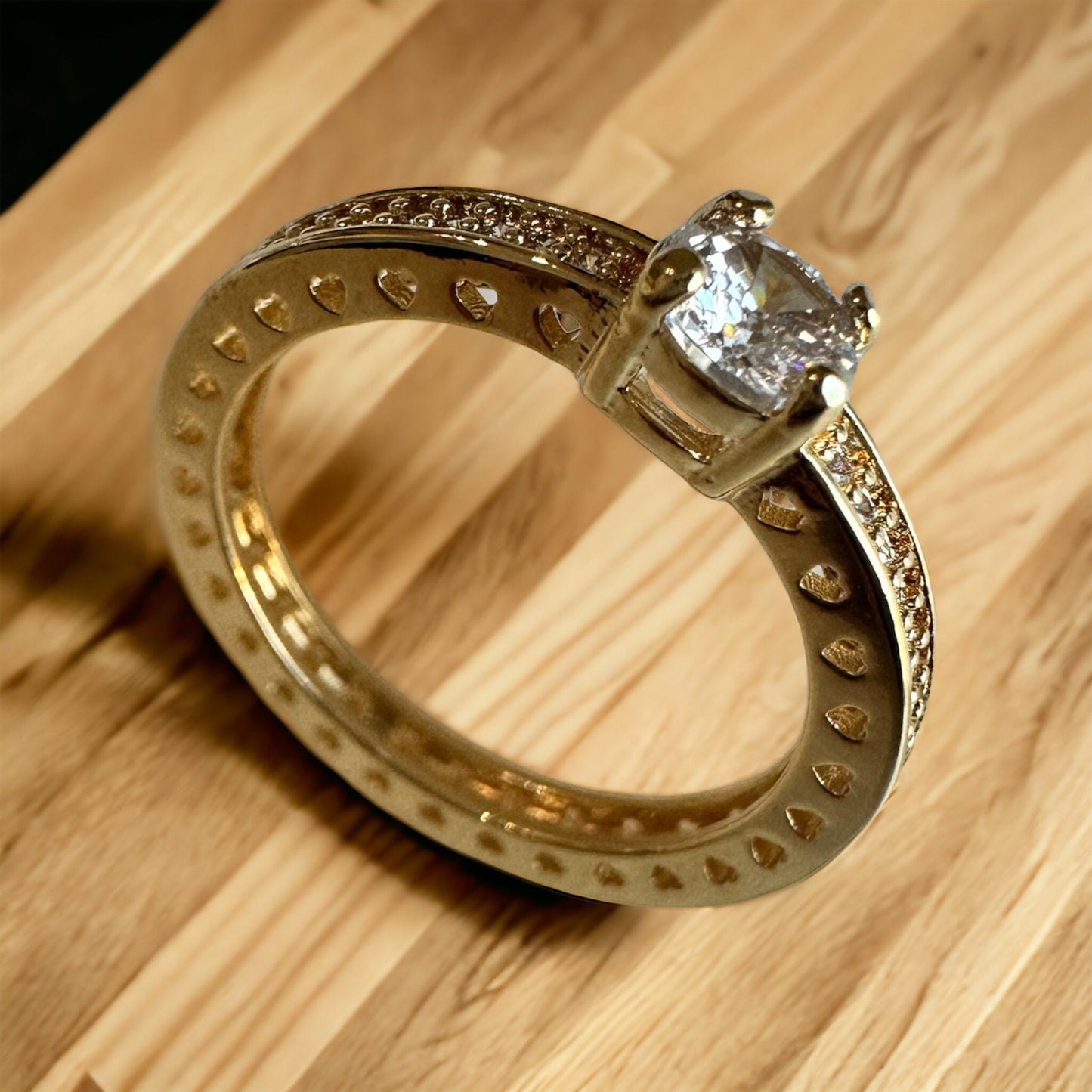 Anillo solitario con detalles en circonitas