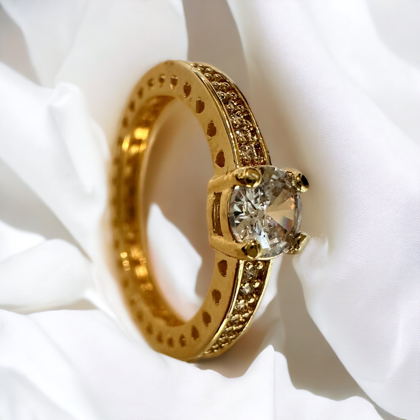 Anillo solitario con detalles en circonitas
